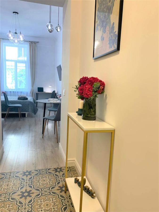 Iris Apartment On Popovich Львов Экстерьер фото